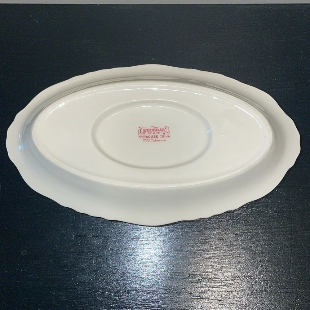 Syracuse China Suzanne gravy boat w an attached underplate. Vintage. 40’s-70’s‎